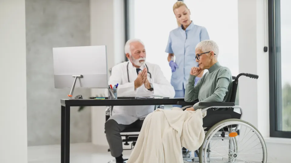 Pflegende Person und aeltere Person