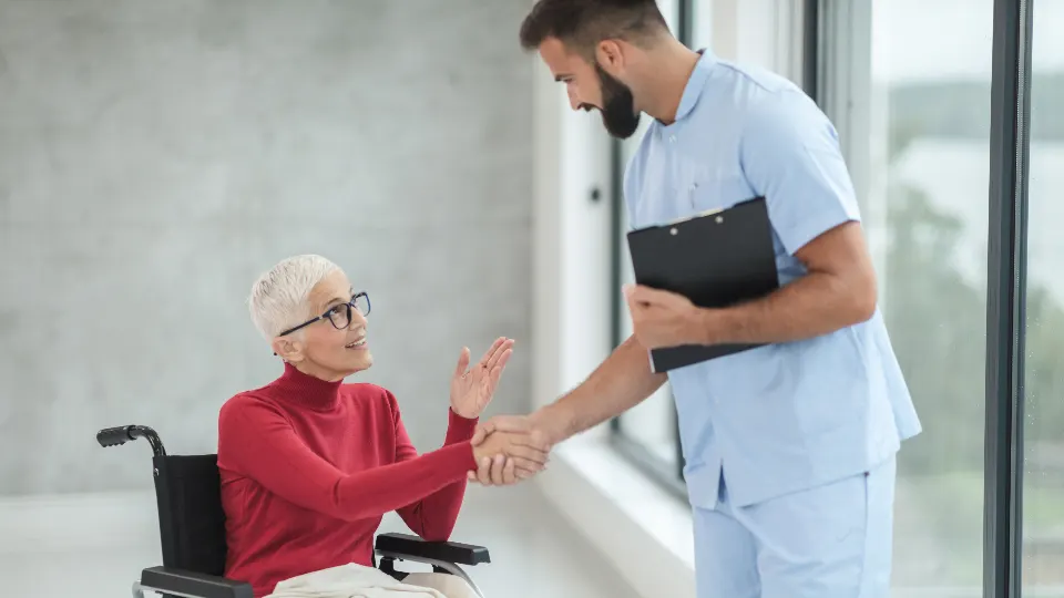 Pflegende Person und aeltere Person
