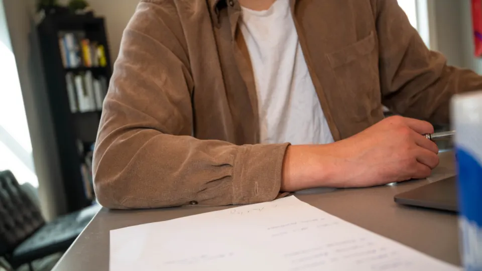 Formulare und Unterlagen auf einem Tisch